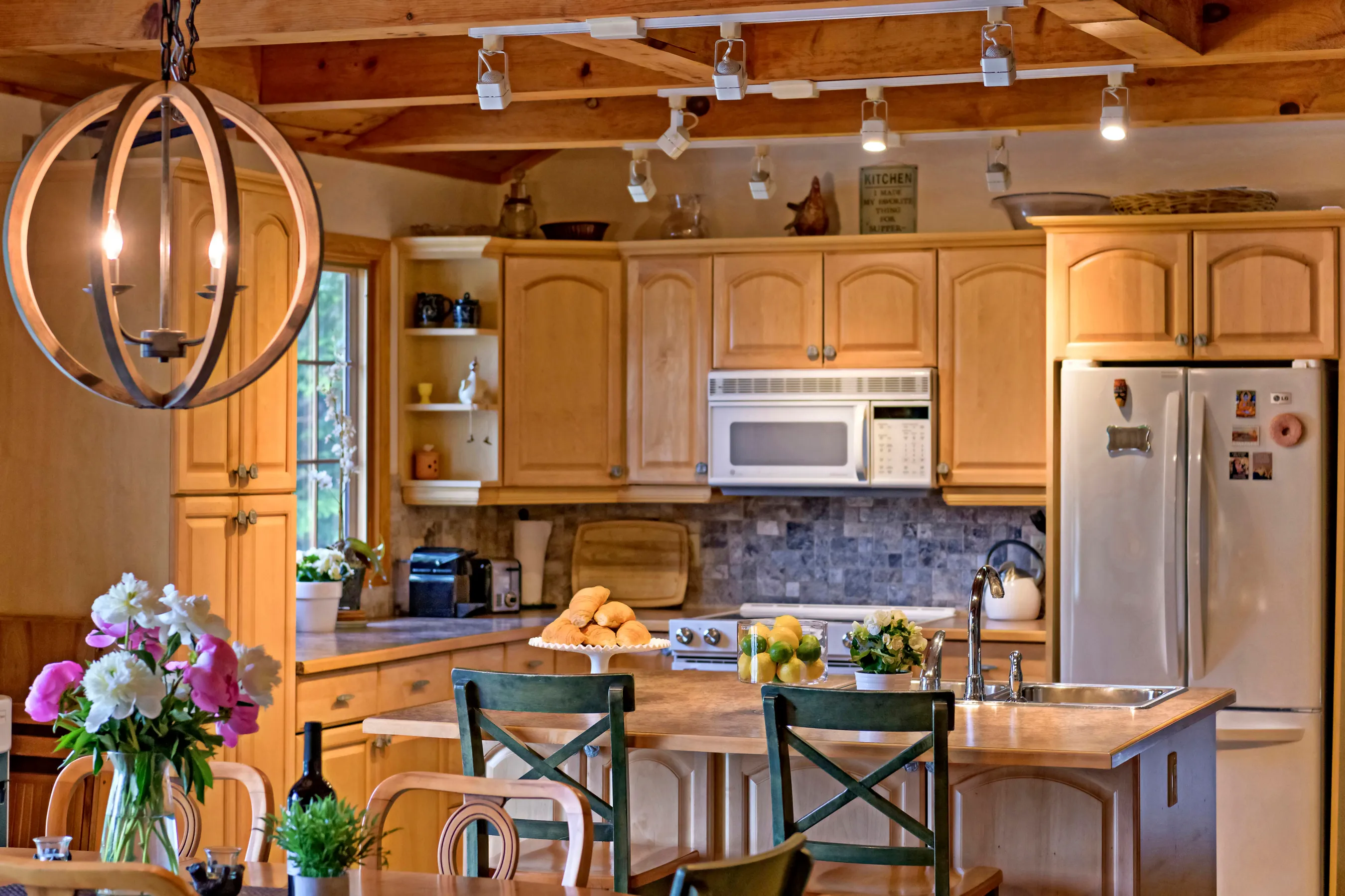 Rosseau Rental Cottage - kitchen and dining
