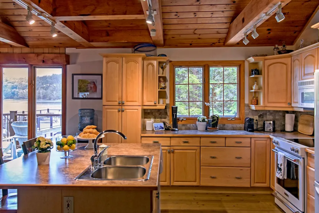 Rosseau Reflections - Muskoka Cottage - Kitchen